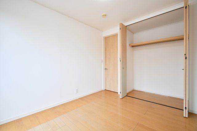 伊奈町西小針1丁目の洋室|空間を有効に使えるクローゼット付き。白を基調とした内装が、家具の配置を自由に楽しみやすくさせます。お子様の成長に合わせた子供部屋や、落ち着いて過ごせる趣味の部屋としてもおすすめ。