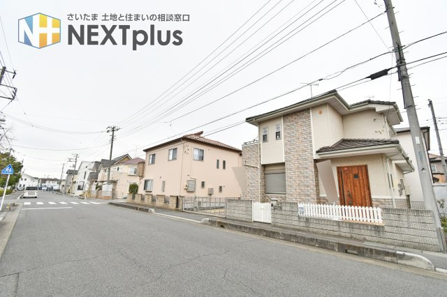 伊奈町西小針1丁目の前面道路含む現地写真|南側約12mのゆとりある公道に面し、陽当りと開放感◎！並列2台駐車可能なスペースと、防犯性を高めるカーゲート付き。大型車もストレスなく出し入れできる、贅沢な居住環境が整っています。