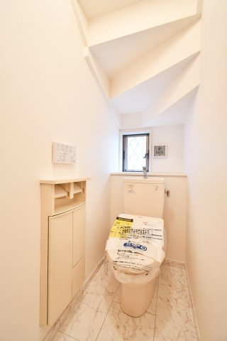 伊奈町西小針1丁目のトイレ|2025年12月に新品交換済み。窓付きで換気効率も良く、明るく開放的な空間です。埋込収納棚付きで、備品をスッキリ隠して清潔感をキープ。毎日使う場所だからこそ、質にこだわりました。