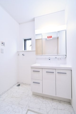 伊奈町西小針1丁目の独立洗面台|1階洗面台は新品交換済みでピカピカ。三面鏡の裏は収納となっており、小物を機能的に整理できます。大理石調の床材が、日々の身支度をワンランク上の時間へと引き立てる美しいサニタリーです。