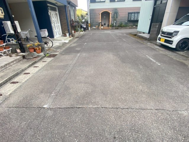 中古 戸建ての前面道路含む現地写真