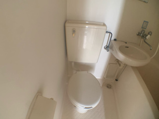 シンプルで掃除のしやすいシンプルなトイレです！