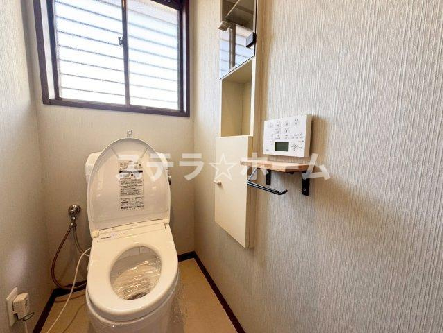夕日丘2 中古戸建のトイレ|ゆったりとした空間のトイレです