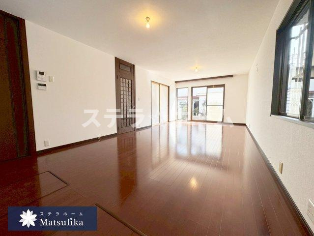 夕日丘2 中古戸建の居間・リビング|おしゃれなリビングです