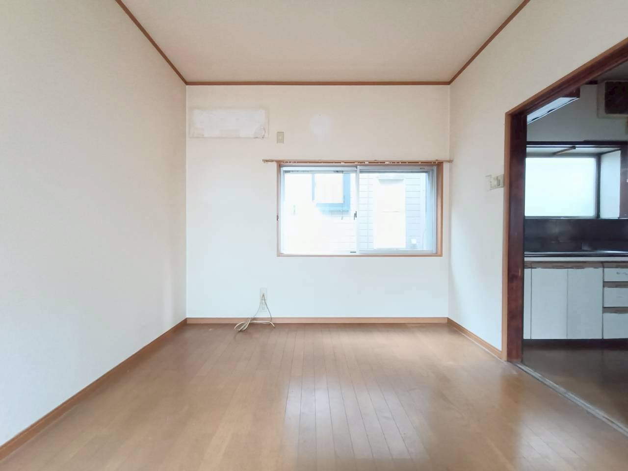 三郷市　新和4丁目　中古戸建の洋室|落ち着いた色合いのフローリングです。