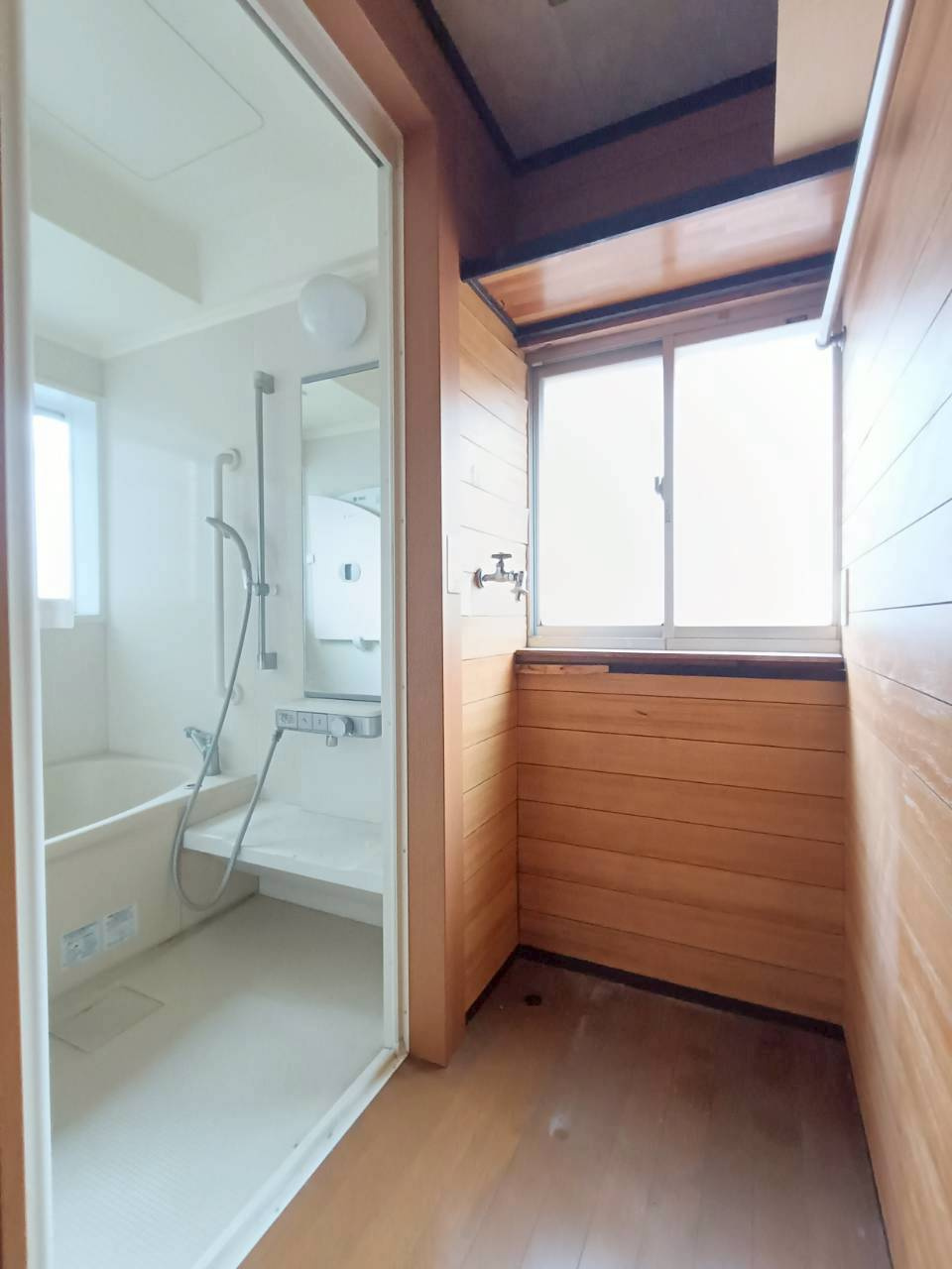 三郷市　新和4丁目　中古戸建の洗面所|脱衣所を含むランドリースペース