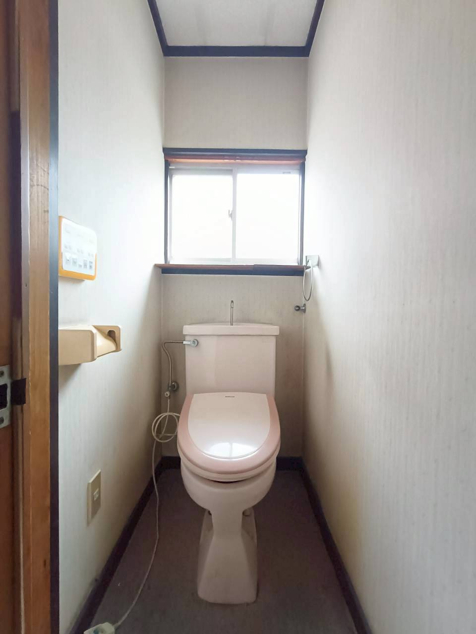 三郷市　新和4丁目　中古戸建のトイレ|小窓をつけて明るさをプラス！温水洗浄便座付きです