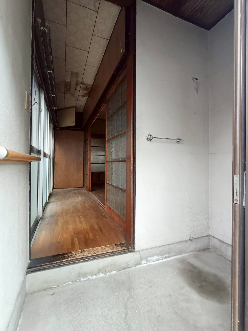 三郷市　新和4丁目　中古戸建の玄関|シンプルな玄関です