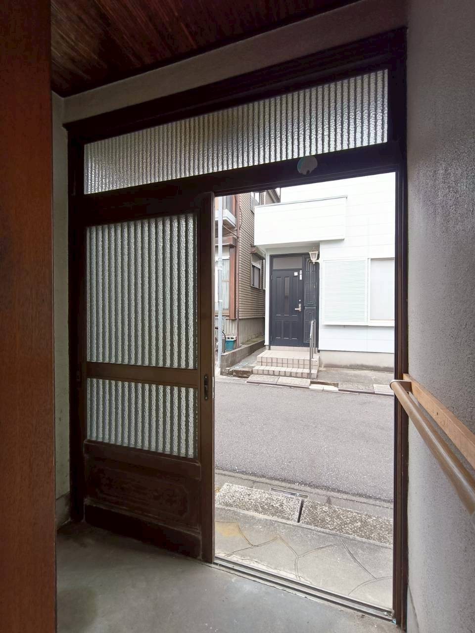 三郷市　新和4丁目　中古戸建の玄関|落ち着いた玄関です