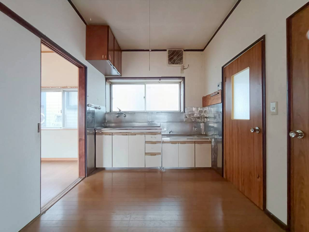 三郷市　新和4丁目　中古戸建のキッチン|陽だまりに包まれる快適ダイニングキッチン光と風が巡る開放空間です