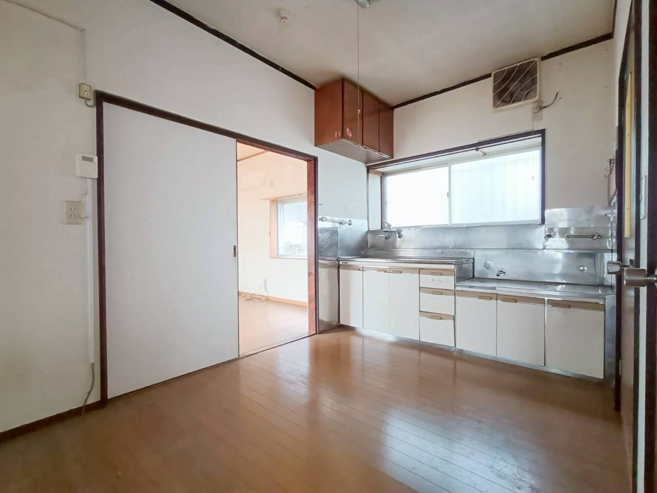 三郷市　新和4丁目　中古戸建の居間・リビング|光と風が巡る開放空間です