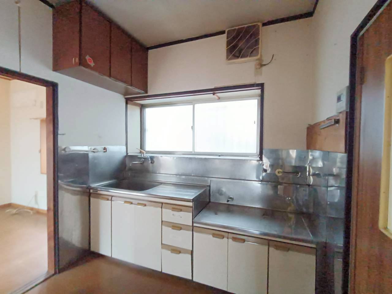 三郷市　新和4丁目　中古戸建のキッチン|お子様と並んで料理をしても余裕のゆとりのキッチン