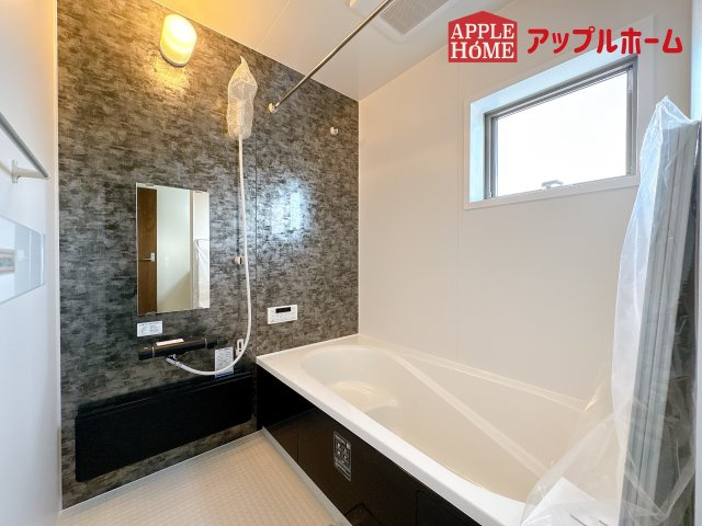 [新築住宅] 鴻巣市松原 全7棟の浴室|窓付きのバスルームは、採光もあり明るく気持ちの良い空間です。窓があることで、換気環境も良好。掃除もスムーズに出来ます