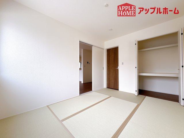 [新築住宅] 鴻巣市松原 全7棟の和室|広々とした居住空間は日々の暮らしを彩り、心のやすらぎと満足感を与えてくれます。通風と採光を考慮した設計は子供たちはのびのび育ち、家族でくつろぎと団らんを生み出します。