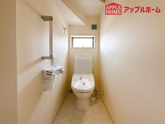 [新築住宅] 鴻巣市松原 全7棟のトイレ|白を基調とした清潔感のある明るい空間。温水洗浄便座付きで、毎日快適・清潔に使用できます。操作しやすい壁面リモコンを採用しています。