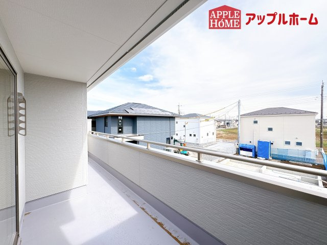[新築住宅] 鴻巣市松原 全7棟のバルコニー|家族分の洗濯物もしっかり干せます。日当たりも良く、毎日のお洗濯が楽しくなりそう♪お布団は手軽に干せていつもポカポカに☆