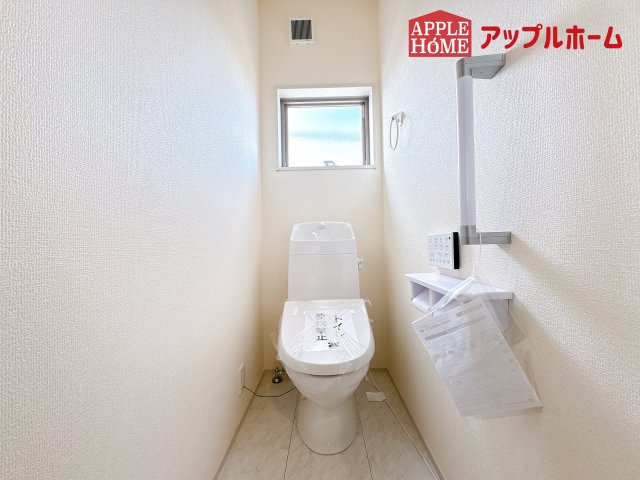 [新築住宅] 鴻巣市松原 全7棟のトイレ|白を基調とした清潔感のある明るい空間。温水洗浄便座付きで、毎日快適・清潔に使用できます。操作しやすい壁面リモコンを採用しています。