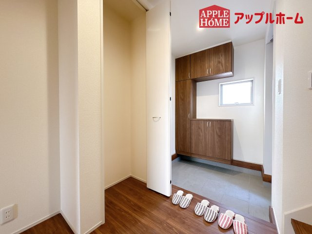 [新築住宅] 鴻巣市松原 全7棟の玄関|住まう人も来客も入った時にワクワクさせてくれるオシャレな玄関♪収納もたっぷりあるので、靴がたくさんあっても安心！