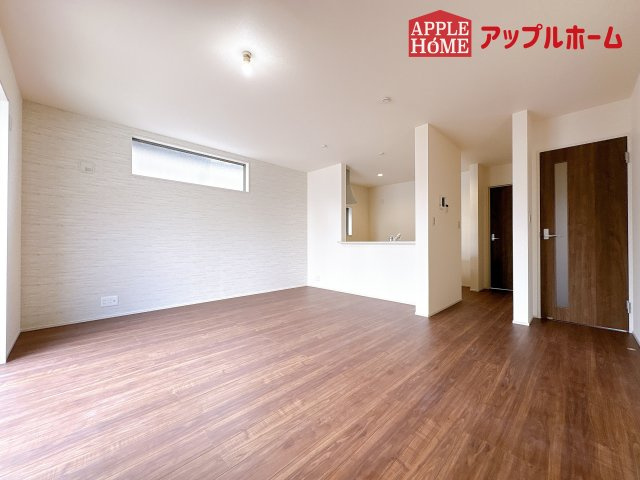 [新築住宅] 鴻巣市松原 全7棟の居間・リビング|窓から差し込む光で家族を温かく包み込みます。明るいリビングで子育てする喜びを☆いつでも見学可能です！