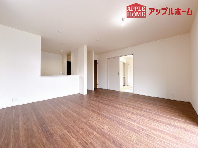 [新築住宅] 鴻巣市松原 全7棟の居間・リビング|広々リビング×対面キッチンで家族の会話も弾みます♪家族団らんの秘訣は間取りにあり☆夢のマイホームを一緒に叶えましょう！