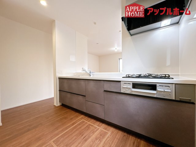 [新築住宅] 鴻巣市松原 全7棟のキッチン|対面式キッチンは、家族のコミュニケーションを育み、子育て家族にも好適なプラン！リビングで寛ぐご家族をいつも感じられます♪会話を楽しみながら家事ができ、小さいお子様がいても安心です！
