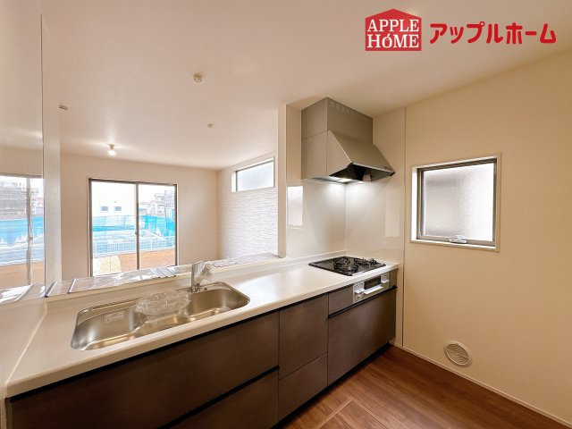 [新築住宅] 鴻巣市松原 全7棟のキッチン|見栄えもよくお手入れもスムーズに出来ます。豊富な収納力もございますので、キッチンスペースをスッキリとお使い頂けそうです。