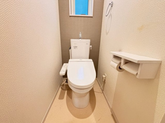 【トイレ】 | 千葉市若葉区みつわ台1丁目　中古戸建 | 白で統一された空間で清潔感GOOD！
温水洗浄便座付きのトイレ。奥までお手入れがしやすい、スッキリとしたデザインです。アクセントクロスが施されています！