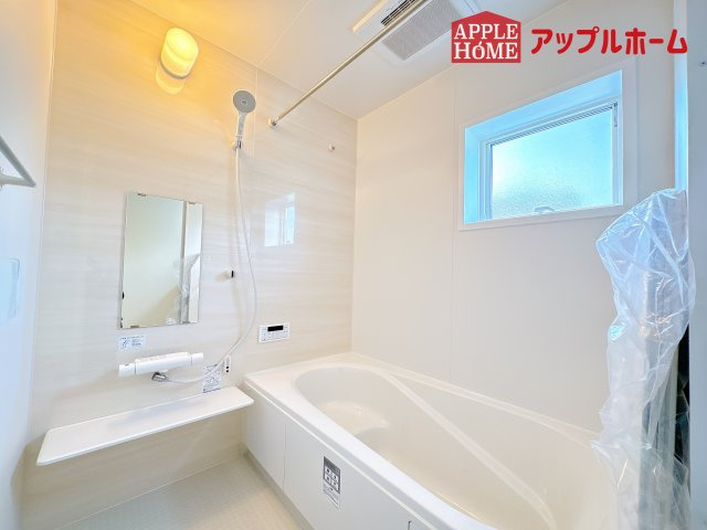[新築住宅] 鴻巣市松原 全7棟の浴室|窓付きのバスルームは、採光もあり明るく気持ちの良い空間です。窓があることで、換気環境も良好。掃除もスムーズに出来ます