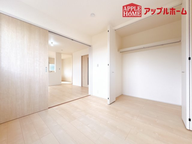 [新築住宅] 鴻巣市松原 全7棟の洋室|広々とした居住空間は日々の暮らしを彩り、心のやすらぎと満足感を与えてくれます。通風と採光を考慮した設計は子供たちはのびのび育ち、家族でくつろぎと団らんを生み出します。