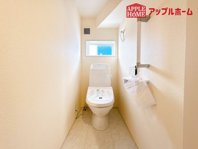 [新築住宅] 鴻巣市松原 全7棟のトイレ|白を基調とした清潔感のある明るい空間。温水洗浄便座付きで、毎日快適・清潔に使用できます。操作しやすい壁面リモコンを採用しています。