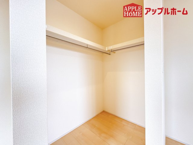 [新築住宅] 鴻巣市松原 全7棟の収納|お洋服を大切にされる方に大変喜ばれる、ウォークインクローゼット。お洋服以外にも掃除機やスーツケースなどを一箇所に集約できるのは魅力ですね！扉が一箇所ですので、お部屋の見た目にもスッキリ！