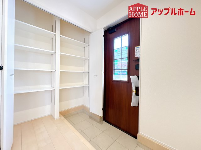 [新築住宅] 鴻巣市松原 全7棟の玄関|住まう人も来客も入った時にワクワクさせてくれるオシャレな玄関♪収納もたっぷりあるので、靴がたくさんあっても安心！