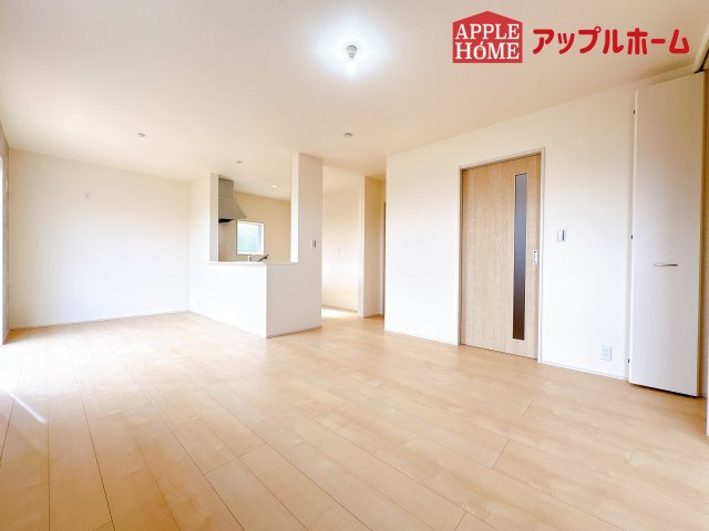 [新築住宅] 鴻巣市松原 全7棟の居間・リビング|窓から差し込む光で家族を温かく包み込みます。明るいリビングで子育てする喜びを☆いつでも見学可能です！