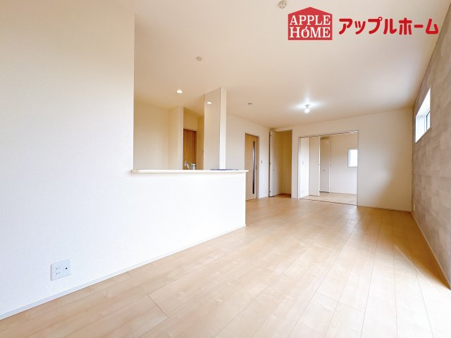 [新築住宅] 鴻巣市松原 全7棟の居間・リビング|広々リビング×対面キッチンで家族の会話も弾みます♪家族団らんの秘訣は間取りにあり☆夢のマイホームを一緒に叶えましょう！