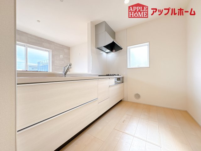 [新築住宅] 鴻巣市松原 全7棟のキッチン|対面式キッチンは、家族のコミュニケーションを育み、子育て家族にも好適なプラン！リビングで寛ぐご家族をいつも感じられます♪会話を楽しみながら家事ができ、小さいお子様がいても安心です！