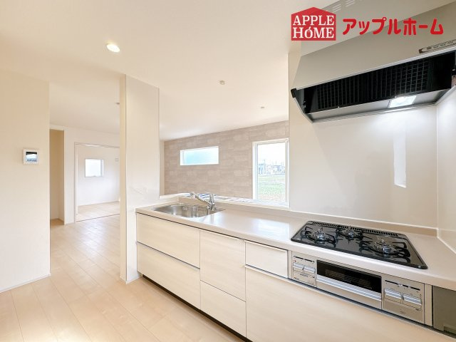 [新築住宅] 鴻巣市松原 全7棟のキッチン|見栄えもよくお手入れもスムーズに出来ます。豊富な収納力もございますので、キッチンスペースをスッキリとお使い頂けそうです。