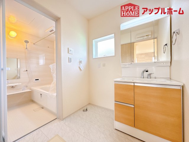 [新築住宅] 鴻巣市松原 全7棟の独立洗面台|ゆとりの洗面スペースで朝の身支度も快適スムーズに。３面鏡で髪のセットやお化粧もストレスなくこなせ、朝から気分良く通勤通学に向かえそうですね！鏡の裏にはたっぷりと収納スペースを標準装備