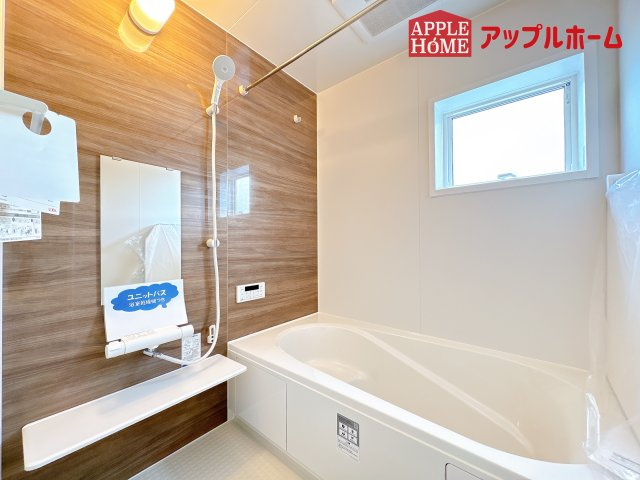 [新築住宅] 鴻巣市松原 2期 全4棟の浴室|窓付きのバスルームは、採光もあり明るく気持ちの良い空間です。窓があることで、換気環境も良好。掃除もスムーズに出来ます