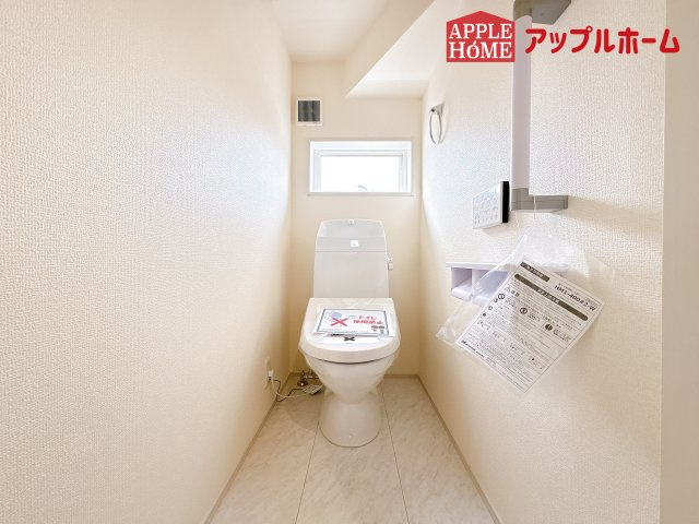 [新築住宅] 鴻巣市松原 2期 全4棟のトイレ|白を基調とした清潔感のある明るい空間。温水洗浄便座付きで、毎日快適・清潔に使用できます。操作しやすい壁面リモコンを採用しています。
