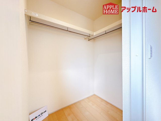 [新築住宅] 鴻巣市松原 2期 全4棟の収納|お洋服を大切にされる方に大変喜ばれる、ウォークインクローゼット。お洋服以外にも掃除機やスーツケースなどを一箇所に集約できるのは魅力ですね！扉が一箇所ですので、お部屋の見た目にもスッキリ！