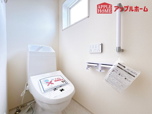 [新築住宅] 鴻巣市松原 2期 全4棟のトイレ|白を基調とした清潔感のある明るい空間。温水洗浄便座付きで、毎日快適・清潔に使用できます。操作しやすい壁面リモコンを採用しています。