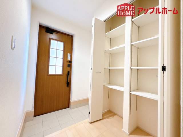 [新築住宅] 鴻巣市松原 2期 全4棟の玄関|住まう人も来客も入った時にワクワクさせてくれるオシャレな玄関♪収納もたっぷりあるので、靴がたくさんあっても安心！