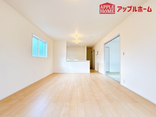 [新築住宅] 鴻巣市松原 2期 全4棟の居間・リビング|広々リビング×対面キッチンで家族の会話も弾みます♪家族団らんの秘訣は間取りにあり☆夢のマイホームを一緒に叶えましょう！