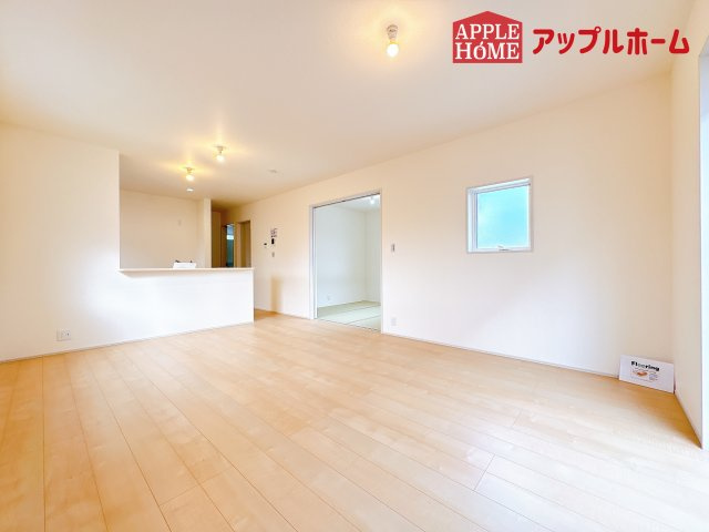 [新築住宅] 鴻巣市松原 2期 全4棟の居間・リビング|窓から差し込む光で家族を温かく包み込みます。明るいリビングで子育てする喜びを☆いつでも見学可能です！