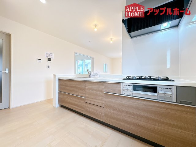 [新築住宅] 鴻巣市松原 2期 全4棟のキッチン|見栄えもよくお手入れもスムーズに出来ます。豊富な収納力もございますので、キッチンスペースをスッキリとお使い頂けそうです。