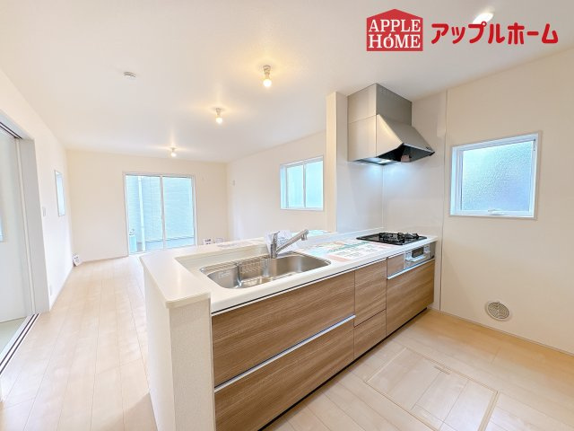 [新築住宅] 鴻巣市松原 2期 全4棟のキッチン|対面式キッチンは、家族のコミュニケーションを育み、子育て家族にも好適なプラン！リビングで寛ぐご家族をいつも感じられます♪会話を楽しみながら家事ができ、小さいお子様がいても安心です！