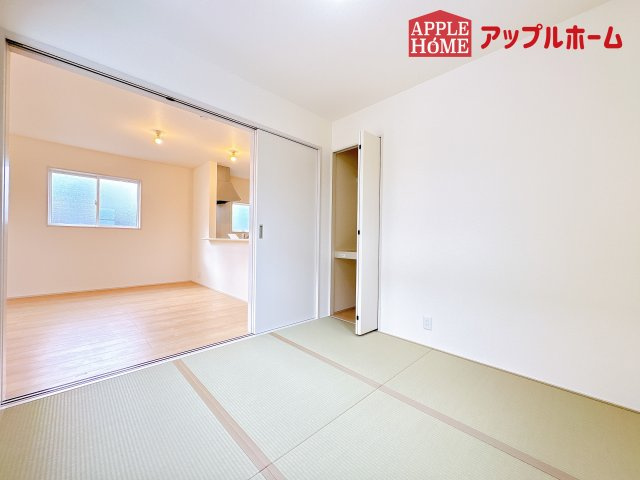 [新築住宅] 鴻巣市松原 2期 全4棟の和室|広々とした居住空間は日々の暮らしを彩り、心のやすらぎと満足感を与えてくれます。通風と採光を考慮した設計は子供たちはのびのび育ち、家族でくつろぎと団らんを生み出します。