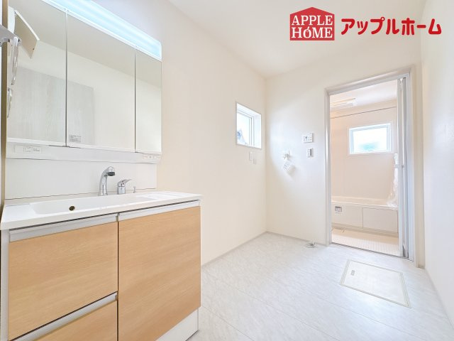 [新築住宅] 鴻巣市松原 2期 全4棟の独立洗面台|ゆとりの洗面スペースで朝の身支度も快適スムーズに。３面鏡で髪のセットやお化粧もストレスなくこなせ、朝から気分良く通勤通学に向かえそうですね！鏡の裏にはたっぷりと収納スペースを標準装備