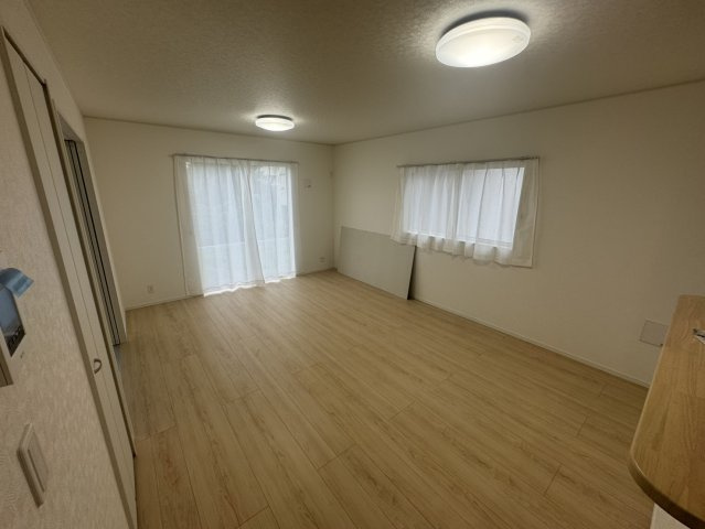 行田市向町第２　の居間・リビング|１号棟現地リビング（2026年08月31日）撮影　＊照明・カーテンレール・レースカーテン付き♪