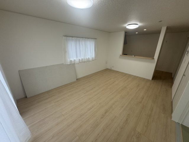 行田市向町第２　の居間・リビング|１号棟現地リビング（2026年08月31日）撮影　＊照明・カーテンレール・レースカーテン付き♪